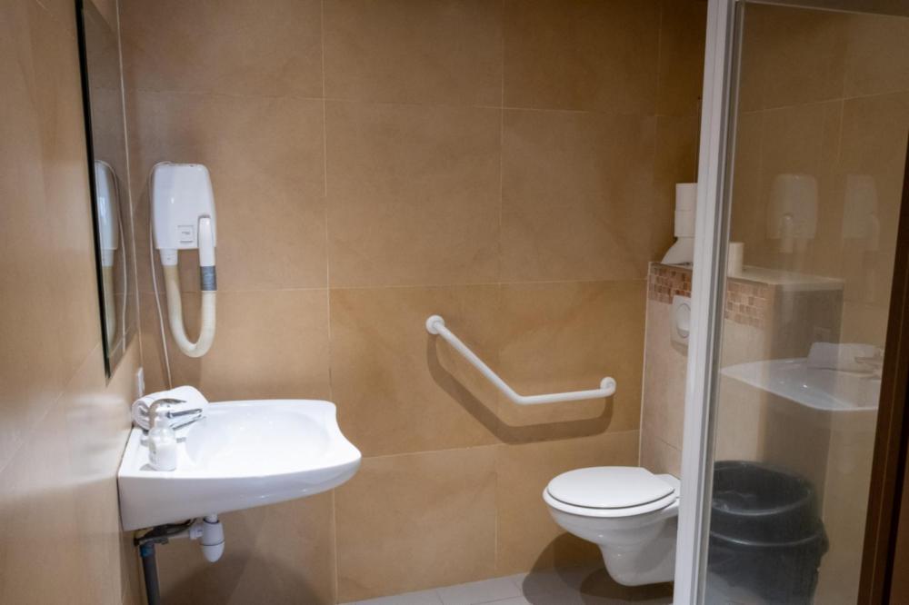7-Bett-Mischschlafsaal mit eigenem Bad