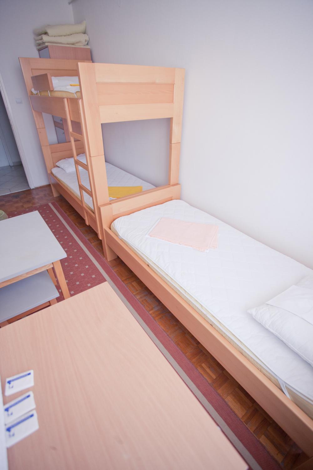 Dreibettzimmer - Gemischt - Standard - Gemeinschaftsbad auf dem Flur