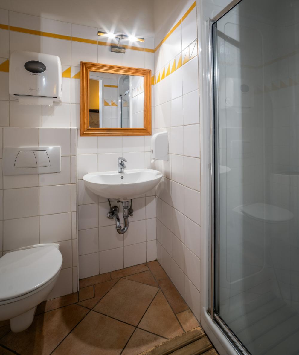 Dreibettzimmer - Gemischt - Budget - Gemeinschaftsbad auf dem Flur