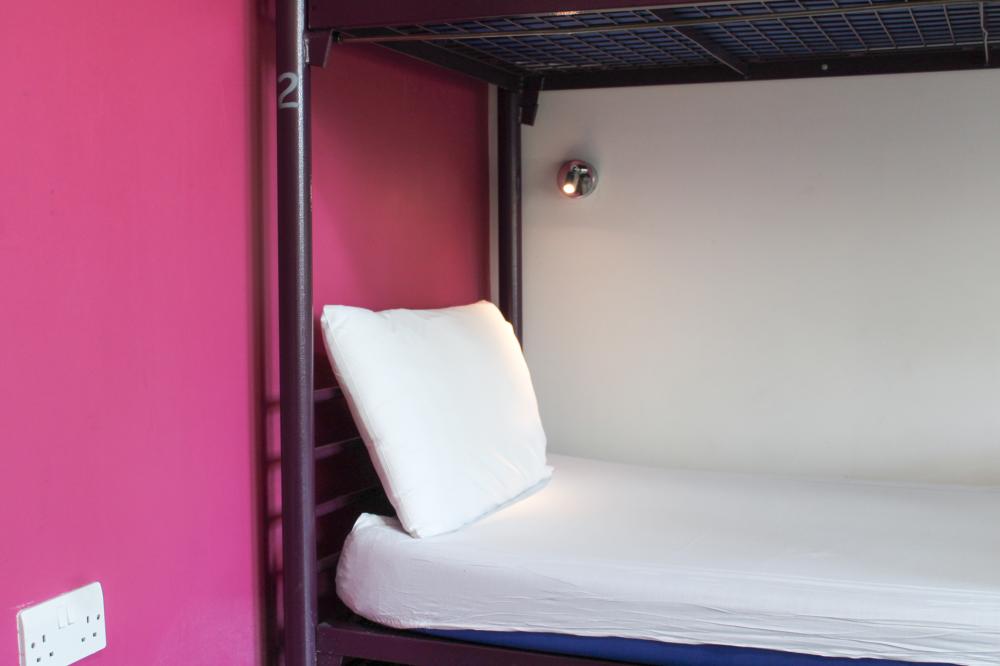 Bett im 8-Bett-Gemischten-Schlafsaal mit eigenem Bad