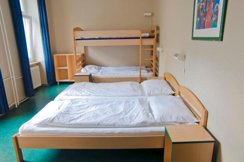 Vierbettzimmer mit Badezimmer