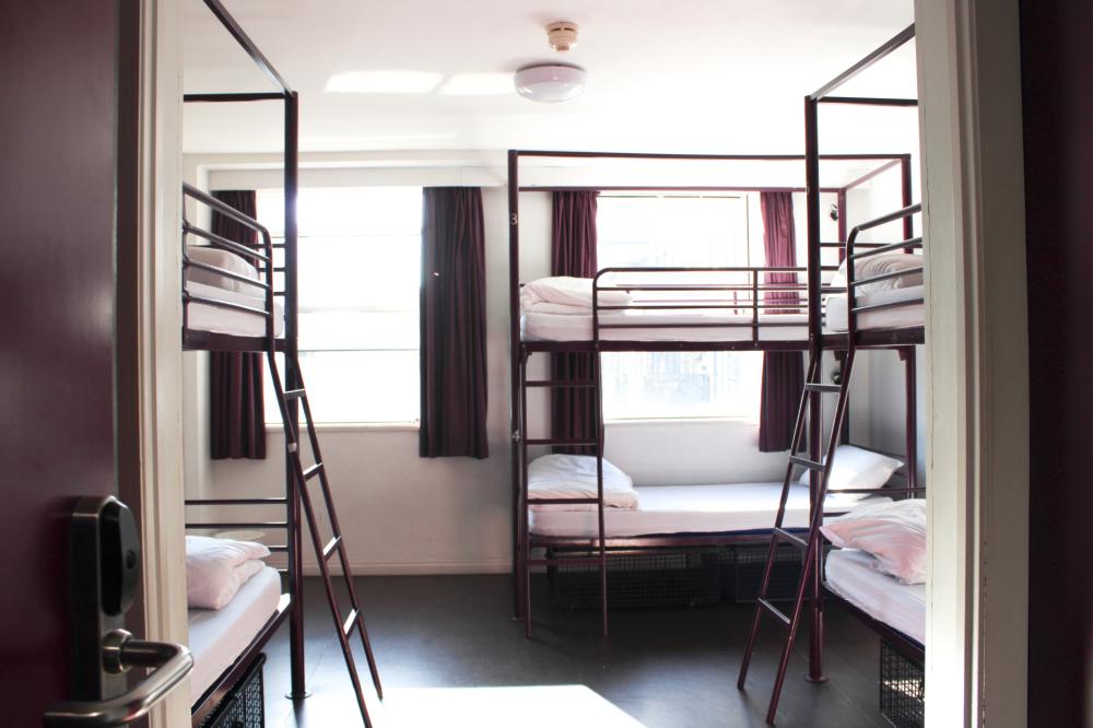Bett im 6-Bett-Gemischten-Schlafsaal mit Gemeinschaftsbad