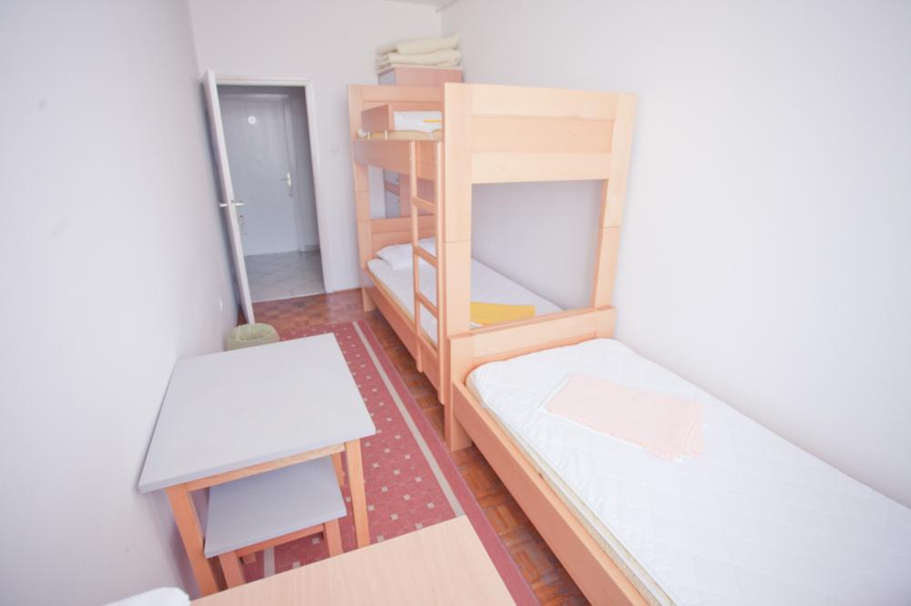 Dreibettzimmer - Gemischt - Standard - Gemeinschaftsbad auf dem Flur