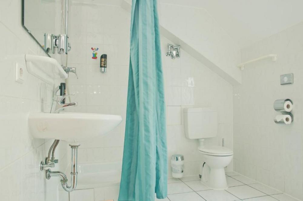 Dreibettzimmer mit eigenem Bad