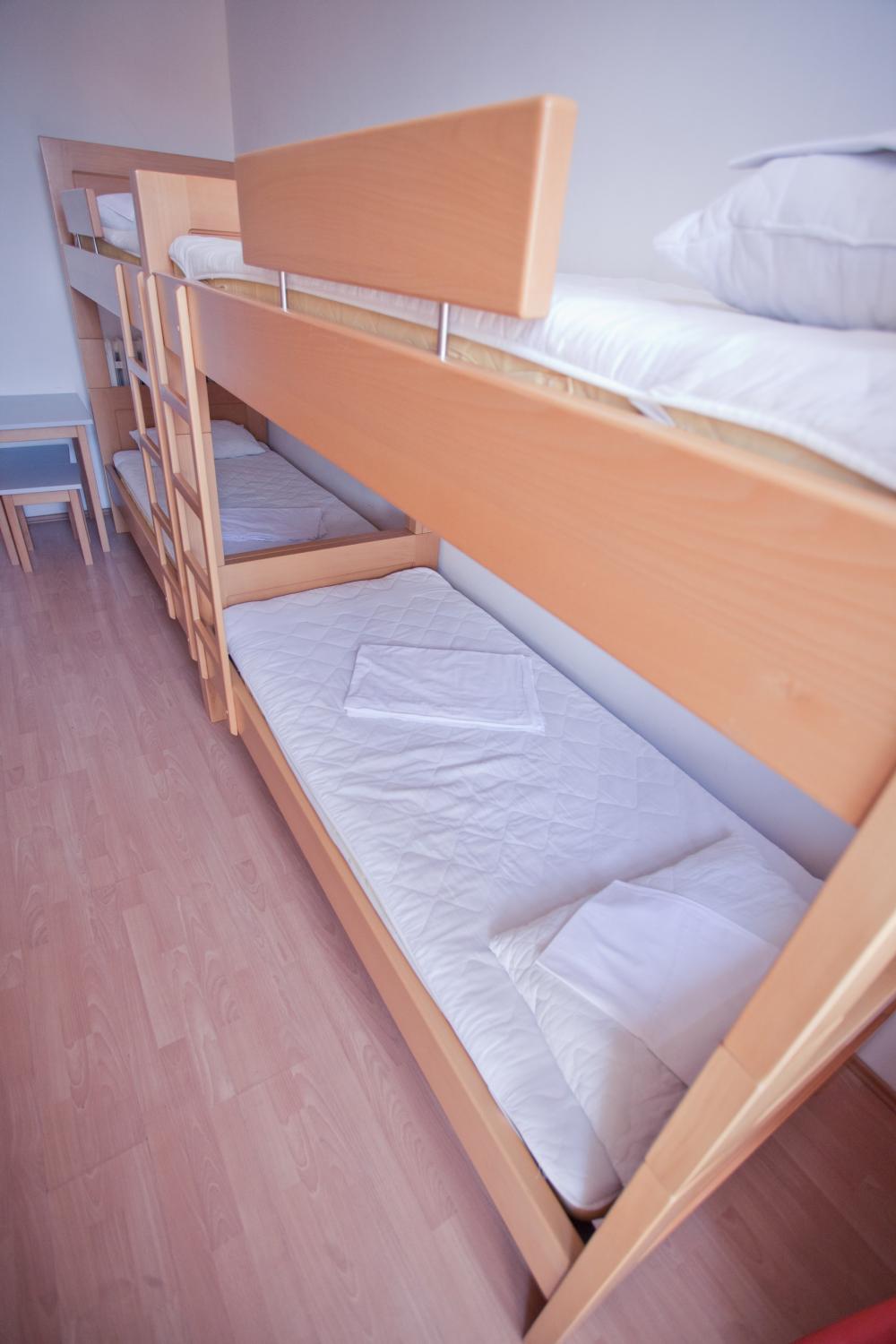 Vierbettzimmer - Gemischt - Standard - Gemeinschaftsbad auf dem Flur