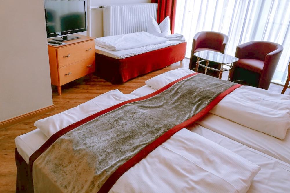 Dreibettzimmer mit Bad