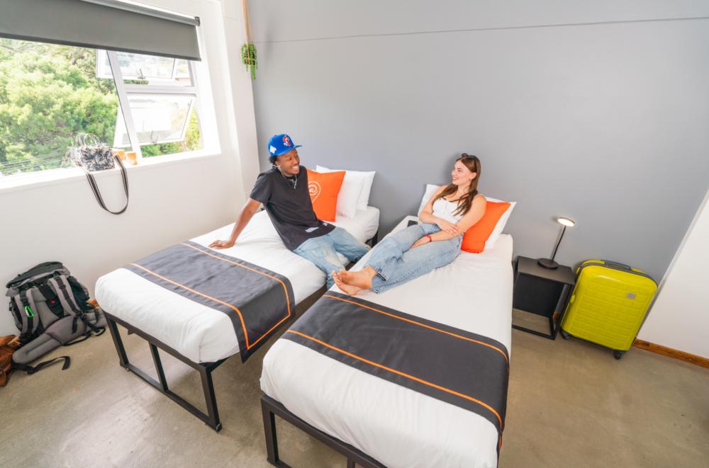 Zweibettzimmer mit eigenem Bad (Stadtblick)